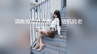 颜值不错小姐姐穿着白衣牛仔裤，坐沙发上揉捏她